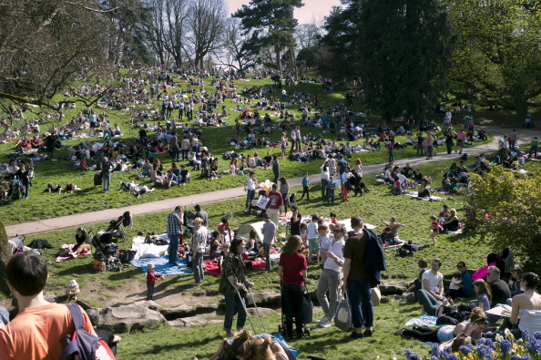 -Illustration- Les gens profitent du soleil dans le parc des Buttes-Chaumont à Paris, ceci avant le confinement. Photo FRED DUFOUR / AFP via Getty Images.