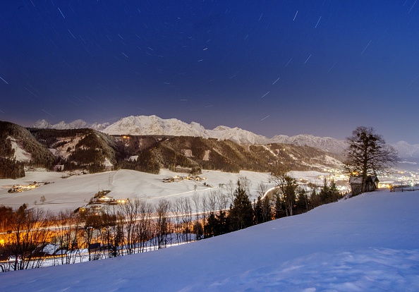 -Nous voyons les montagnes du Dachstein surplombant la vallée d'Ennstal près de Schladming, en Autriche, le 26 janvier 2015. Photo JOE KLAMAR / AFP via Getty Images.