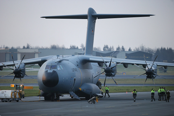 -Illustration- Un avion de la Luftwaffe A-400M transportera 2 patients français atteints du coronavirus du PCC vers un l'hôpital militaire d’Ulm près de Stuttgart. Photo par Sean Gallup / Getty Images.