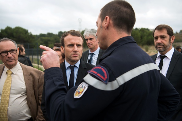 "C'est une décision qui traduit chez moi une profonde déception d'un certain nombre de choses", a déclaré le sénateur Michel Amiel. 
Photo d'illustration : Michel Amiel (g) écoute le capitaine Arnaud Cambe aux côtés d'Emmanuel Macron et Christophe Castaner dans la commune de Les Pennes-Mirabeau, près de Marseille, le 18 novembre 2016. (BERTRAND LANGLOIS/AFP via Getty Images)