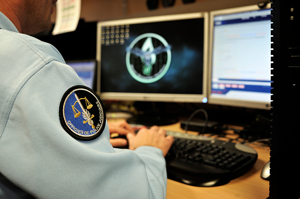 Un gendarme de la brigade de répression de la cybercriminalité  prend l'identité d'un mineur pour démasquer les pédophiles sur internet. (Photo : JEFF PACHOUD/AFP via Getty Images)