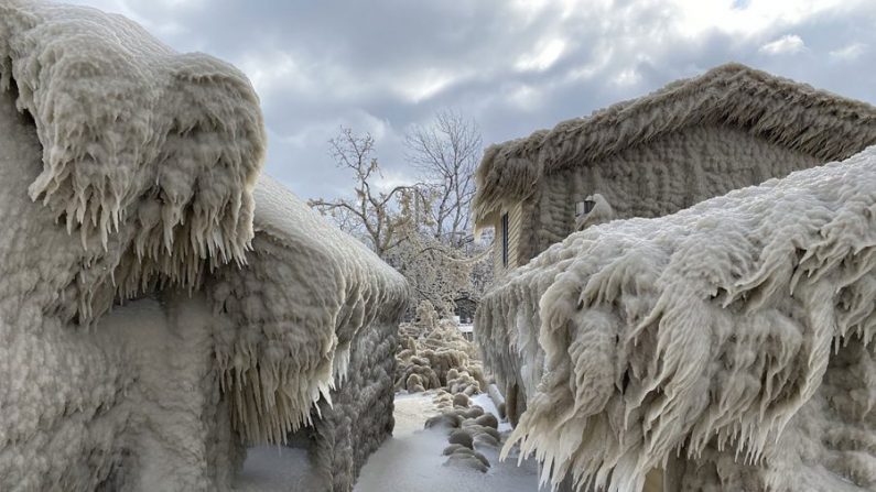 Maisons couvertes de glace le long du lac Érié, New York. (Avec l'aimable autorisation de Ed Mis) 