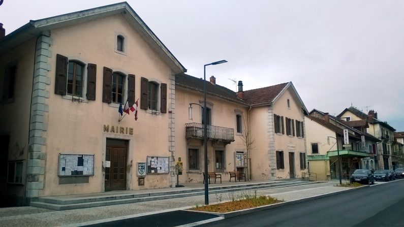 Vue de la mairie de Frangy. Crédit : Wikimedia Commons. 