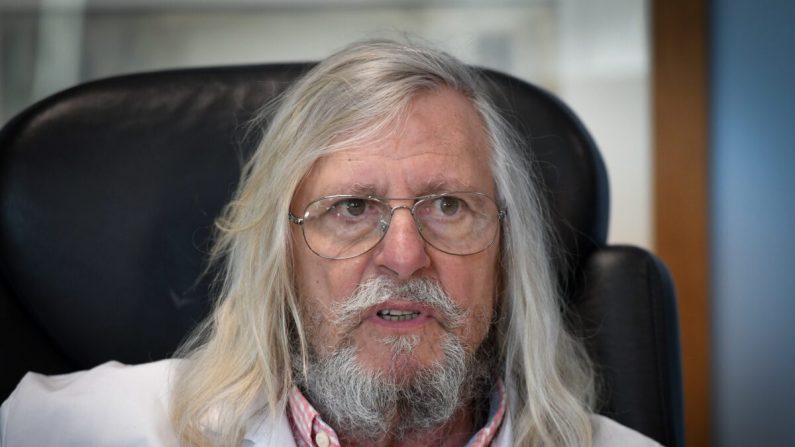 Le professeur français Didier Raoult, directeur de l'Institut d'Infection IHU Méditerranée, dans son bureau à Marseille, France, le 23 mars 2020. (Gérard Julien/AFP via Getty Images)