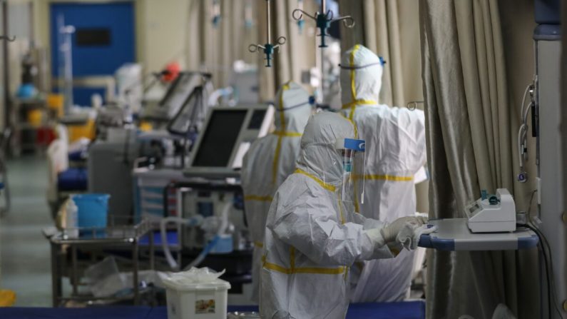 Le 12 mars 2020, des membres du personnel médical désinfectent le matériel d'une salle qui servait de salle d'isolement pour les patients infectés par le coronavirus COVID-19 dans un hôpital de Wuhan, en Chine. (STR/AFP via Getty Images)