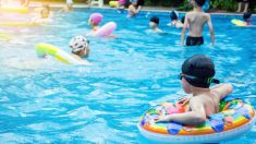 « J’ai vu rouge ! » : Une mère protectrice défend sa fille après que des garçons l’ont traitée de «grosse et laide» à la piscine publique