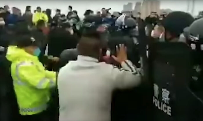 Les habitants de la province du Hubei entassés sur un pont où la police de la province voisine du Jiangxi leur a bloqué l'entrée. (Capture d'écran/Médias sociaux)