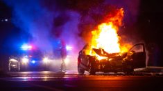 Un policier retrouve un adolescent qu’il a sauvé d’un terrible accident de voiture 12 ans plus tôt, et lui remet sa médaille de la bravoure