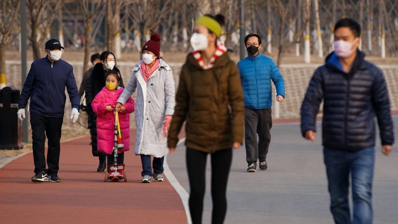 Des personnes portant des masques marchent dans un parc de Pékin le 29 février 2020. (Lintao Zhang/Getty Images)