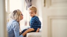 Un jeune enfant fait une adorable diatribe quand sa mère part au travail sans l’embrasser