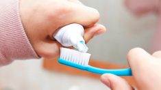 Une mère appelle à la prudence après le décès de sa fille, victime d’une réaction allergique au dentifrice