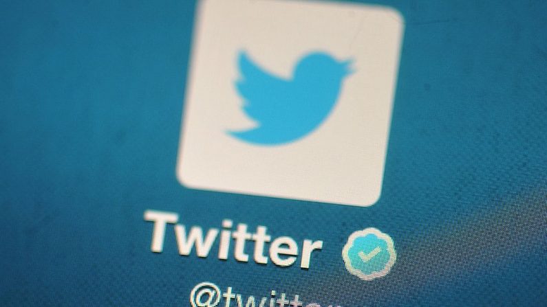 Le logo Twitter est affiché sur un appareil mobile à Londres le 7 novembre 2013. (Bethany Clarke/Getty Images)