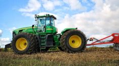 Savoie : un agriculteur embroche la voiture qui faisait du « rallye » dans son champ