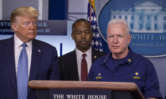 Le président Donald Trump écoute le secrétaire d'État adjoint à la santé, Brett Giroir, lors d'un briefing à la Maison-Blanche à Washington, le 21 mars 2020. (Tasos Katopodis/Getty Images)