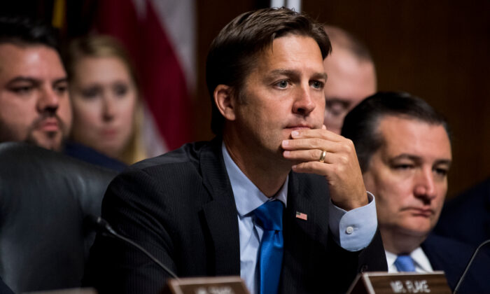 Le sénateur Ben Sasse, (Parti républicain Nebraska ), écoute le témoignage du Dr Christine Blasey Ford lors de l'audition de la Commission judiciaire du Sénat sur la nomination de Brett M. Kavanaugh au poste de juge associé de la Cour suprême des États-Unis, le 27 septembre 2018 à Washington. (Tom Williams/AFP via Getty Images)