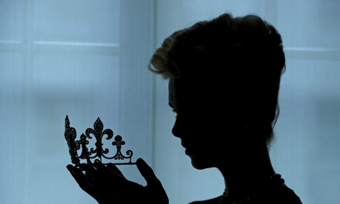 Un mannequin pose avec un diadème en diamant de la famille royale Boubon-Parma sur une photo d'archives. (Daniel Leal-Olivia/AFP via Getty Images)