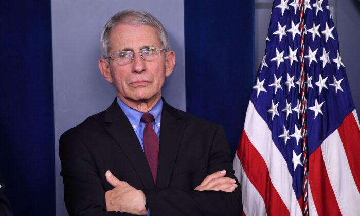 Le Dr Anthony Fauci, directeur de l'Institut national des allergies et des maladies infectieuses aux National Institutes of Health, écoute le vice-président Mike Pence parler du coronavirus aux côtés des membres de la Coronavirus Task Force dans la salle de presse Brady à la Maison-Blanche à Washington, le 9 mars 2020. (Saul Loeb/AFP via Getty Images)