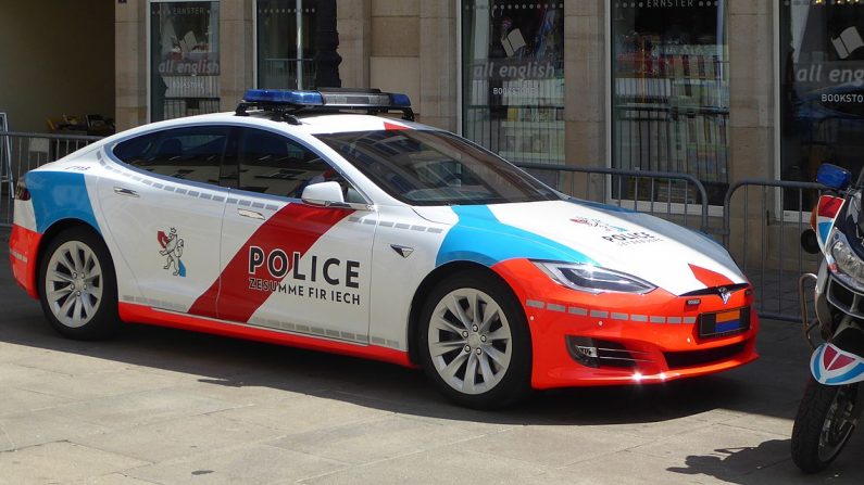 Voiture de police Tesla devant le Palais grand-ducal du Luxembourg. (Wikipédia)