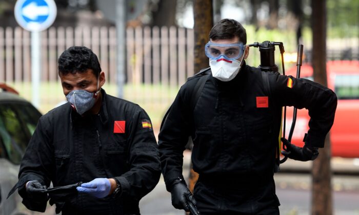 Des membres d'une unité militaire d'urgence arrivent pour effectuer une désinfection générale dans une résidence pour personnes âgées à Madrid, en Espagne, le 23 mars 2020. (Oscar Del Pozo/AFP via Getty Images)