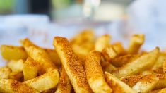 Adrien et Mallory de « Top Chef » lancent leur friterie sur une péniche quai de la Tournelle à Paris