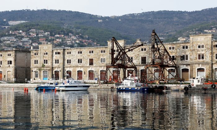 Une vue générale du vieux port de Trieste, en Italie, le 2 avril 2019. La ville historique de Trieste s'apprête à ouvrir son nouveau port à la Chine : l’Italie est devenue le premier pays du G7 à adhérer au titanesque programme chinois « Belt and Road Initiative » qui vise à renforcer l’influence géopolitique de la Chine par le biais des investissements dans l’infrastructure. (Marco Di Lauro/Getty Images)