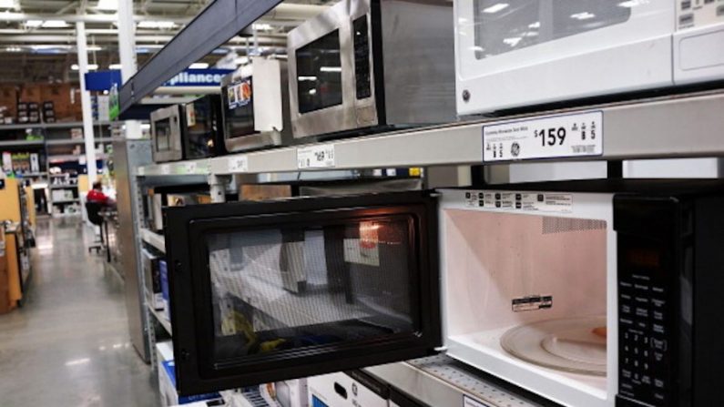 Des fours à micro-ondes sont exposés dans un magasin d'ameublement à New York, le 26 août 2013. (Spencer Platt/Getty Images) 