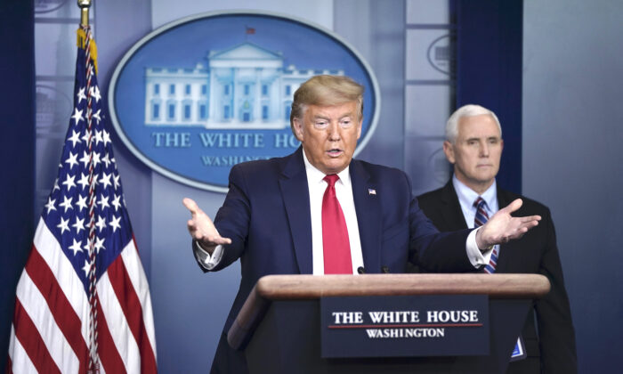 Le président Donald Trump et le vice-président Mike Pence lors d'un briefing sur la pandémie du virus CCP dans la salle de presse de la Maison Blanche à Washington, le 26 mars 2020. (Drew Angerer / Getty Images)
