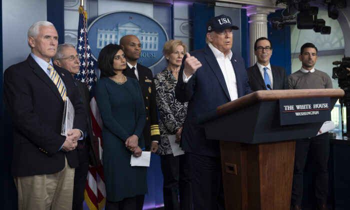 Le président Donald Trump s'exprime alors que le vice-président Mike Pence, à gauche, écoute lors d'un point de presse sur le coronavirus aux côtés des membres de la Coronavirus Task Force dans la salle de presse Brady à la Maison Blanche à Washington le 14 mars 2020. (Jim Watson/AFP via Getty Images)
