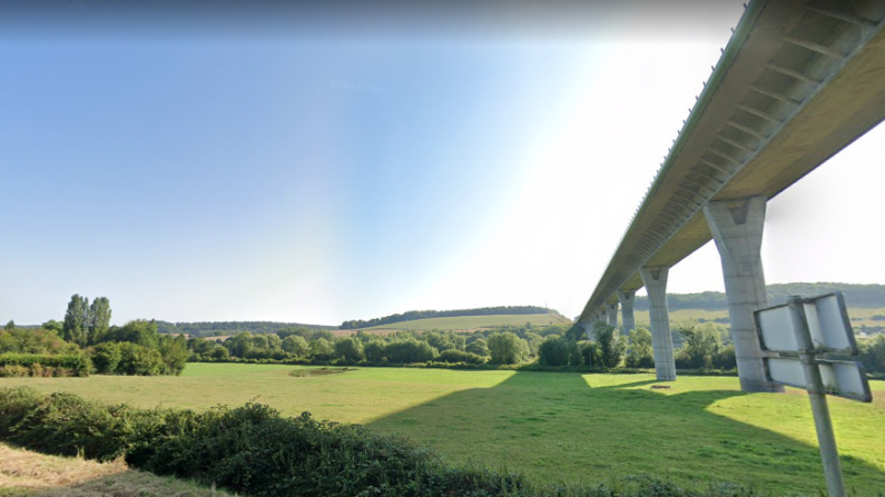 L'homme de 36 ans s'est jeté du haut d'un viaduc à Aumale (Seine-Maritime). (Capture d'écran/Google Maps) 