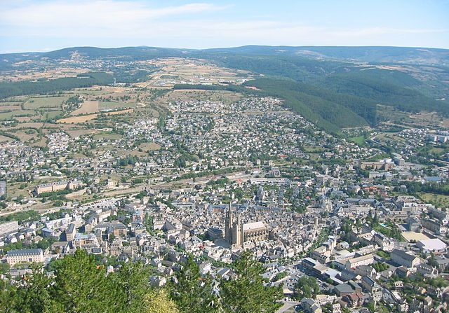 Illustration- Mende une vue panoramique de ce département français de Lozère de 77.000 habitants aurait-il trouvé une méthode miracle pour se préserver du coronavirus. Photo de Wikipédia de User covolu.