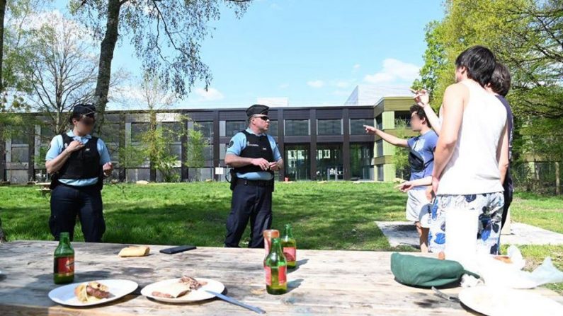 Repérés par un drone, les participants n'ont pas daigné mettre un terme à leurs agapes avant l'arrivée des gendarmes. Crédit : Gendarmerie de l'Essonne. 