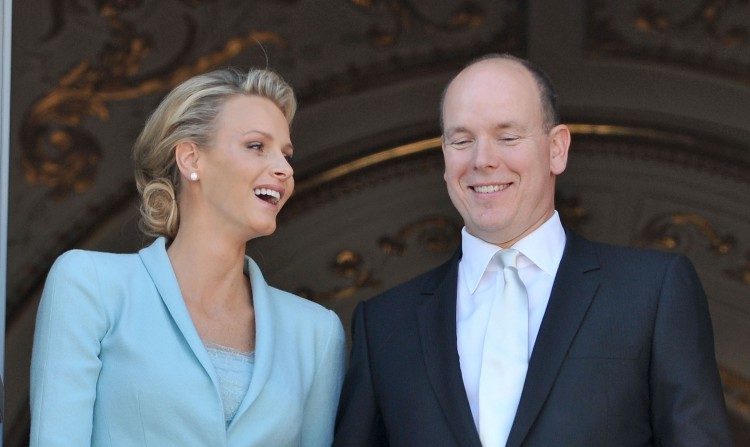 La princesse Charlene de Monaco et le prince Albert II de Monaco posent au balcon après la cérémonie civile. (Pascal Le Segretain/Getty Images)