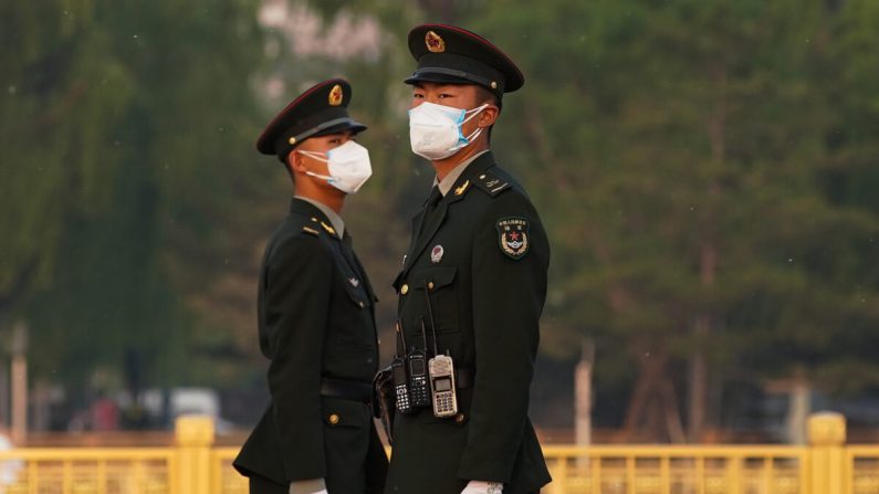 Des soldats des forces paramilitaires chinoises se tiennent sur la place Tiananmen à Pékin le 28 avril 2020. (Lintao Zhang/Getty Images)