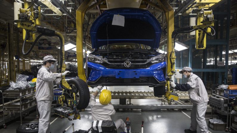 Un employé travaille sur la chaîne de montage de l'usine de Dongfeng Fengshen à Wuhan, dans la province de Hubei, en Chine, le 24 mars 2020. (Getty Images)