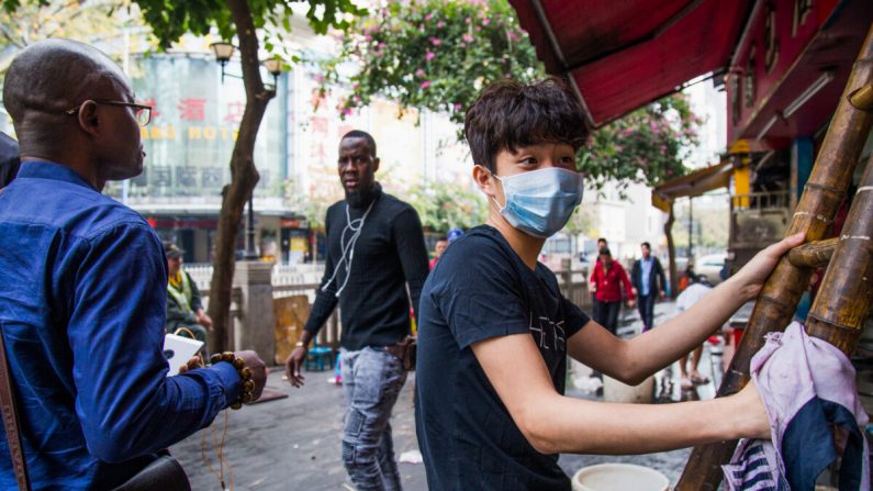 Des Africains marchent le 3 février 2019 près de la petite route du Nord, qui fait partie d'un quartier de Guangzhou ethniquement diversifié, connu sous le nom de Petite Afrique, à Guangzhou, en Chine. (Betsy Joles/Getty Images)