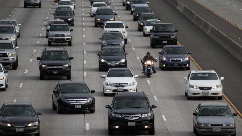 Trafic matinal sur l'autoroute SR2 à Los Angeles le 25 avril 2013. Los Angeles est la ville la plus polluée par l'ozone et la quatrième pour les particules selon le classement de la American Lung Association. (David McNew/Getty Images)