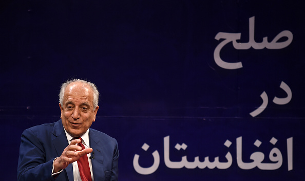 -Les États-Unis et l'Afghanistan ont souligné la nécessité de "dialogue intra-afghan" lorsque l'envoyé américain Zalmay Khalilzad et le président afghan Ashraf Ghani ont eu des entretiens le 27 avril, a indiqué un communiqué du palais. Photo par WAKIL KOHSAR / AFP via Getty Images.