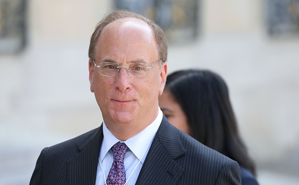 Le groupe BlackRock dirigé par l'ancien trader Larry Fink a attiré 35 milliards de dollars de liquidités, portant à 6.470 milliards de dollars ses actifs sous gestion, seulement en baisse de 1% sur un an.      (Photo : LUDOVIC MARIN/AFP via Getty Images)