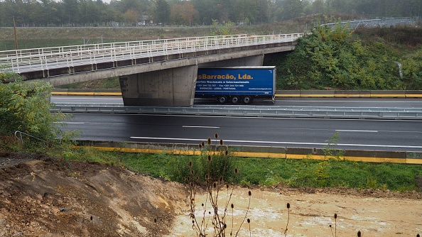 Image d'illustration: c'est sur un pont surplombant l'autoroute que Loris et sa famille se sont installés avec leur banderole pour rendre hommage à Marcel. (GUILLAUME SOUVANT/AFP via Getty Images)