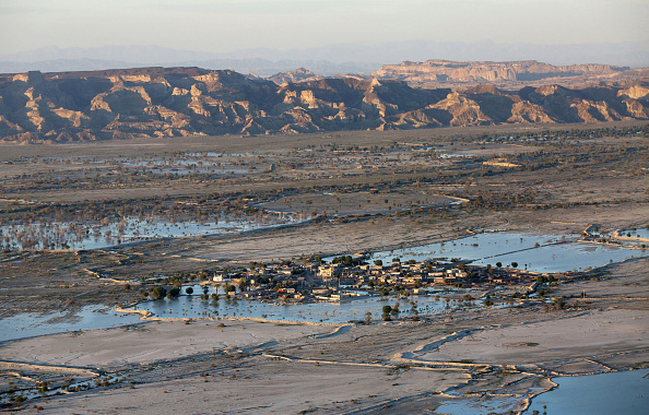 -Illustration-Janvier 2020 montre des inondations dans la région iranienne du Sistan-Baloutchistan avec de l'eau de pluie couvrant le village Dashtiari, alors que de fortes pluies diluviennes ont provoqué des inondations dans toute la région, bloquant les routes et endommageant les maisons. Photo par ALIREZA MASOUMI / ISNA / AFP via Getty Images.