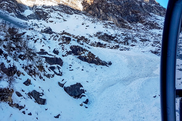 -Le 20 janvier quatre randonneurs sud-coréens et trois Népalais emportés par une avalanche sur un versant himalayen. Photo par ANG TASHI SHERPA / AFP via Getty Images.