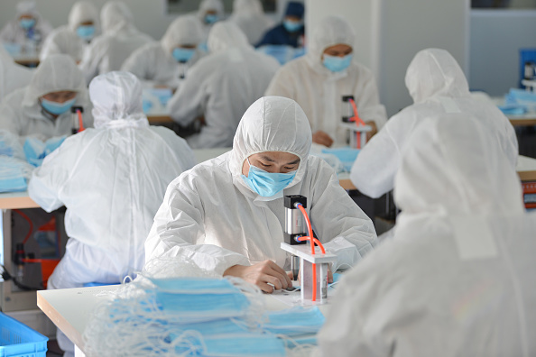 Usine de masques chirurgicaux en Chine. (Photo by STR/AFP via Getty Images)