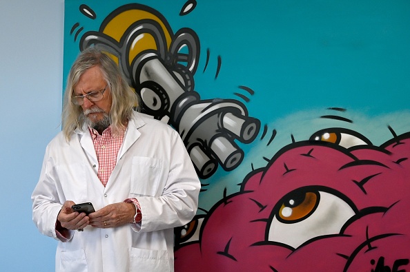 Le professeur Didier Raoult, biologiste et professeur de microbiologie, spécialisé dans les maladies infectieuses et directeur de l'Institut d'Infection IHU Méditerranée à Marseille basé à l'hôpital de la Timone. (Photo : GERARD JULIEN/AFP via Getty Images)