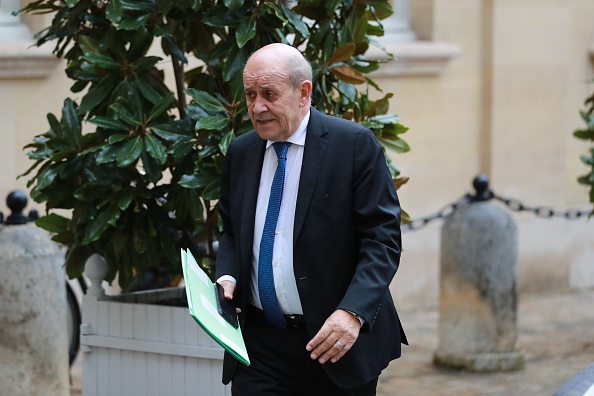 -Le ministre français des Affaires étrangères Jean-Yves Le Drian arrive au Palais présidentiel de l'Élysée pour assister à une réunion sur la situation concernant le COVID-19 le 26 février 2020 à Paris. Photo par Ludovic Marin / AFP via Getty Images.