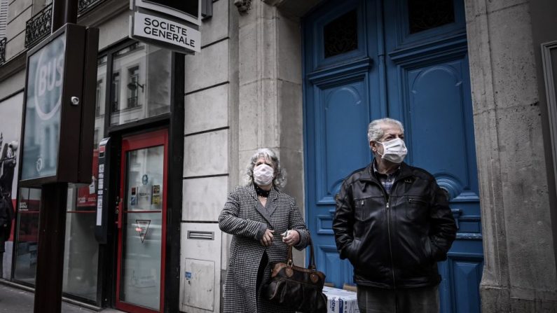 Illustration : Un couple de personnes âgées portant des masques de protection.  (Photo par PHILIPPE LOPEZ/AFP via Getty Images)