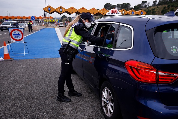 Une douanière à la frontière entre la France et l'Espagne en mars 2020 - (PAU BARRENA/AFP via Getty Images)