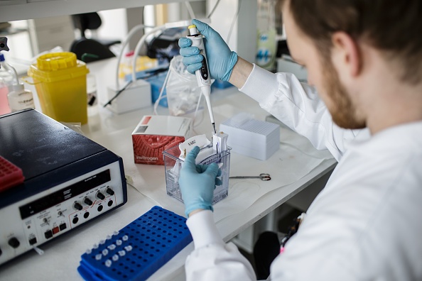 En Allemagne, l'autorité fédérale chargée de la certification des vaccins a donné son feu vert à des essais cliniques sur des humains. (Photo : THIBAULT SAVARY/AFP via Getty Images)