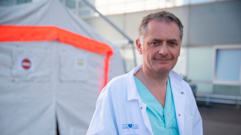 Le docteur Philippe Juvin, chef des urgences de l'hôpital Georges Pompidou à Paris, pose le 25 mars 2020 dans la cour de l'hôpital. (Photo by THOMAS SAMSON/AFP via Getty Images)