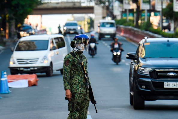 Un policier à un checkpoint pendant la quarantaine à Manilles, aux Philippines le 25 mars 2020. (Photo by TED ALJIBE/AFP via Getty Images)