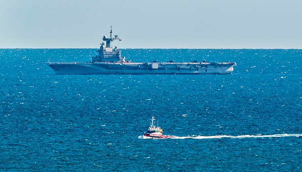 -Le porte-avions français Charles de Gaulle navigue sur la côte de Frederikshavn au Danemark le 29 mars 2020. Photo de Henning Bagger / Ritzau Scanpix / AFP via Getty Images.